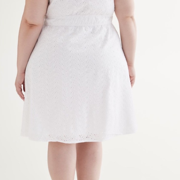 Perfect Plus-size Summer Dress: Sleeveless Eyelet Button-Down Dress - Picture 4 of 6